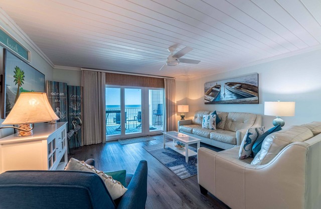 Don't Worry Beach Happy Mariner West 606-Beachfront-Large Very Private Balcony-Renovated.