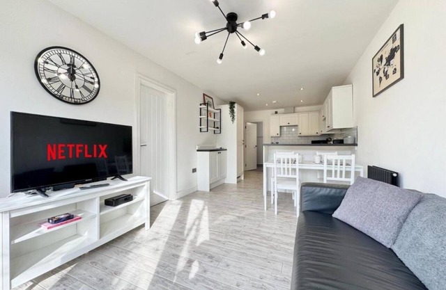 Doncaster 2-Beds, Sleeps 4 with Parking