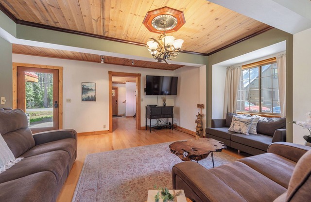 Donner Lake Getaway5-bedroom, 3-bathroom home perfect for up to 10 guests