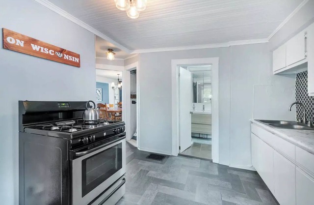 Doty St*2BR historic cottage near Lakes,Capitol,UW Campus & hospitals w/parkingn