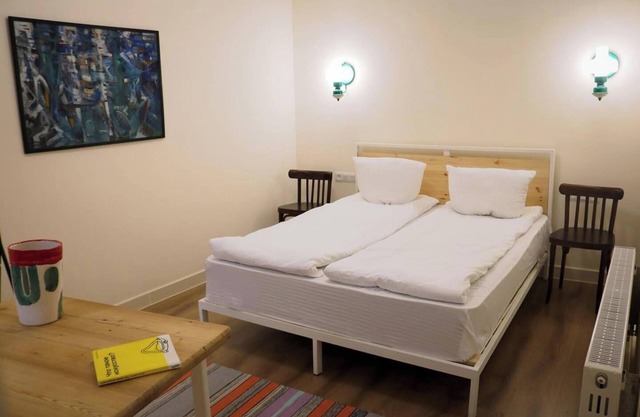 Double-bedroom apartment in downtown, with a wine bar on ground floor