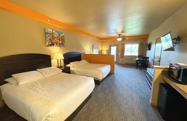 Double Queen Hotel Room @ Spring Brook Resort