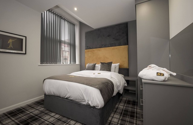 Double room-Standard-Ensuite with Shower