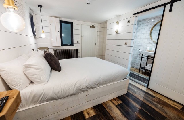 Double room with ensuite bathroom