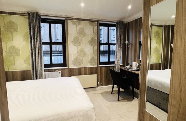 Double room with private bathroom in a shared flat. *bloomrooms@LeicesterSquare*