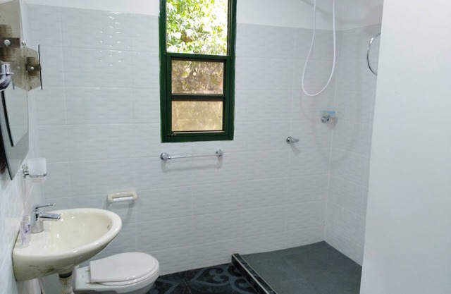 Double room with private bathroom and view of the river and the mountain