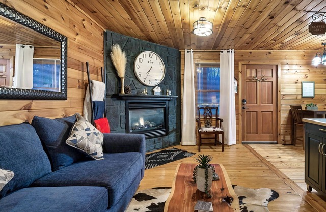 DoubleDecker🌞2 Private King Suites🌞Hot Tub~5 Mins to DT