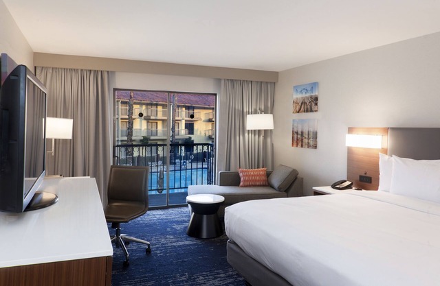 DoubleTree by Hilton Hotel Bakersfield