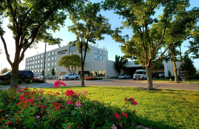 DoubleTree by Hilton Wichita Airport
