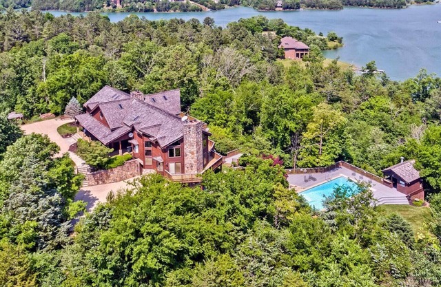 Douglas Lake Lodge: Pool, Tennis Court, Game Room