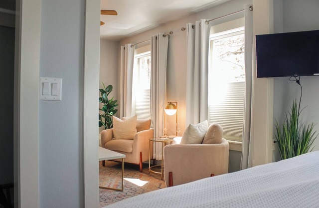 Douglas on Third Corner Suite-Adorable Apartment on 3rd St. McMinnville #14