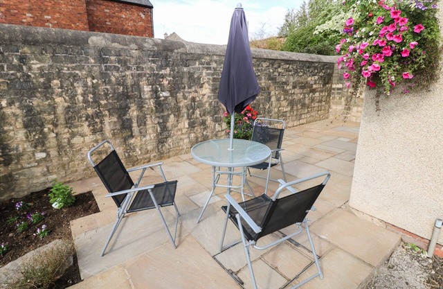 DOVE COTTAGE, pet friendly, character holiday cottage in Clowne
