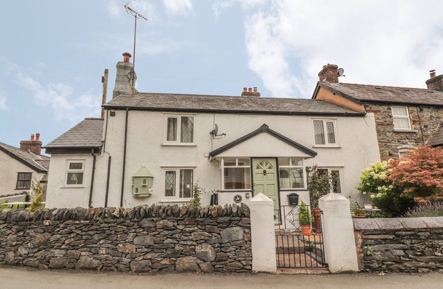 DOVE COTTAGE, pet friendly, with open fire in Llanfair Talhaiarn