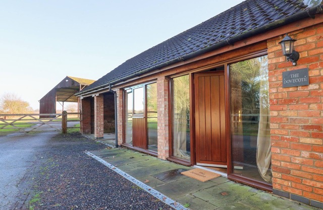 DOVECOTE FIELD HOUSE FARM, family friendly in Collingham