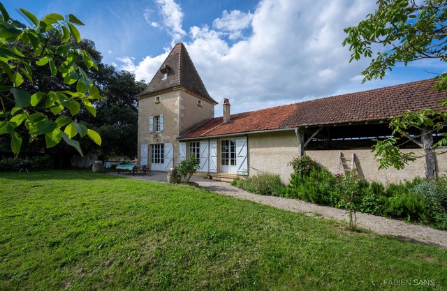 Dovecote in the quiet Gers countryside, heated swimming pool