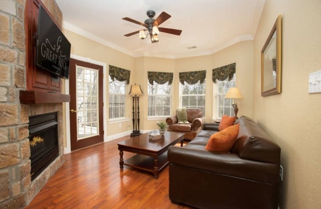 Downtown 1BR Condo in Great Rock Resort