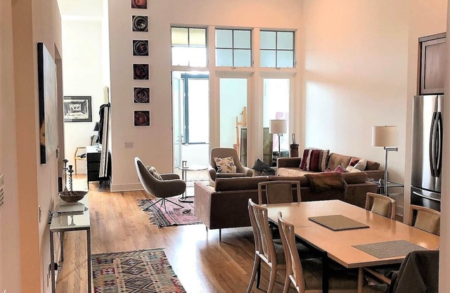 DOWNTOWN 2 BDRM LUXURY LOFT - NEAR BEACH