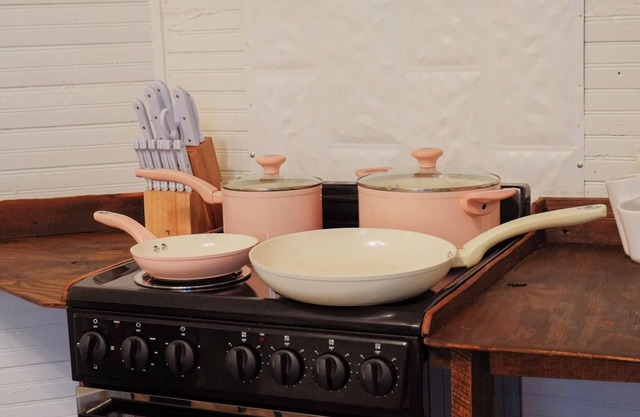 Downtown -All Shook Up Bungalow -Heart Break Hotel 2br/1b