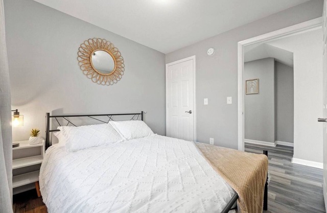 Downtown Apt w Free Parking by Electric Works!