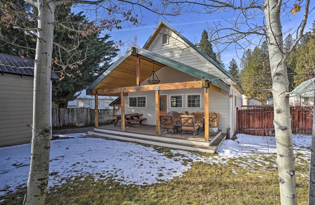 Downtown Cabin < 10 Miles to Mt Shasta Ski Park!