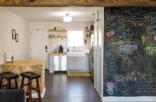 Downtown Centrally Located Park Circle 2 bed - Walk to Riverfront!