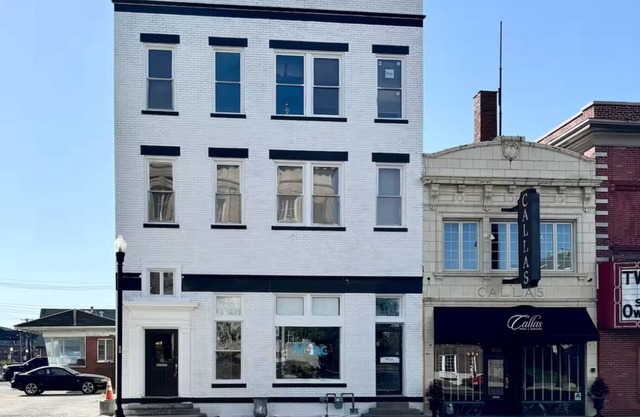 Downtown condo Cozy 2-bedroom with WiFi, AC in charming Owensboro