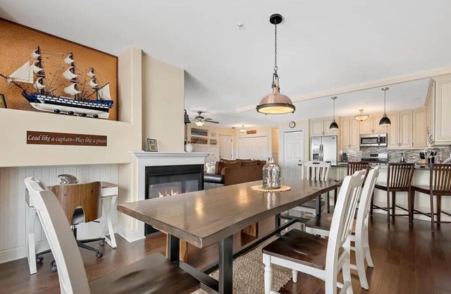 Downtown Condo with w/2 pools & Gym - Beach, Shops & Restaurants | Lake Time