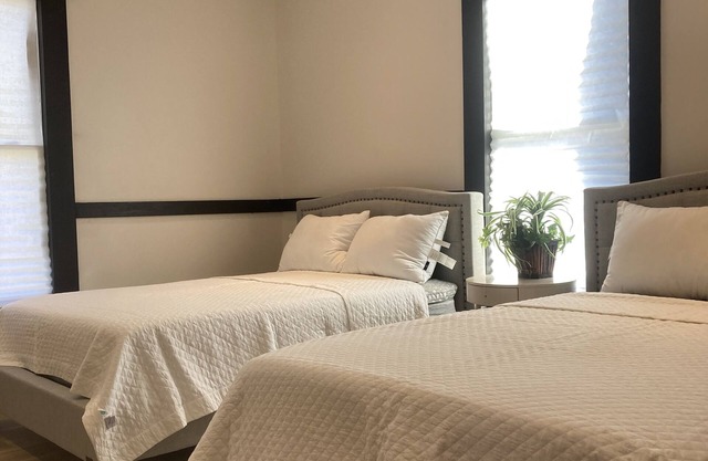 Downtown Danville Luxury House, walk to restaurants & bars, dog friendly