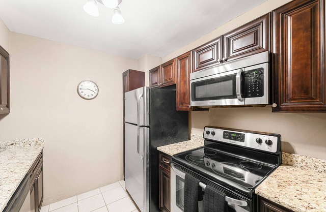 Downtown Dream: Luxury High Rise 1-bedroom Getaway Awaits