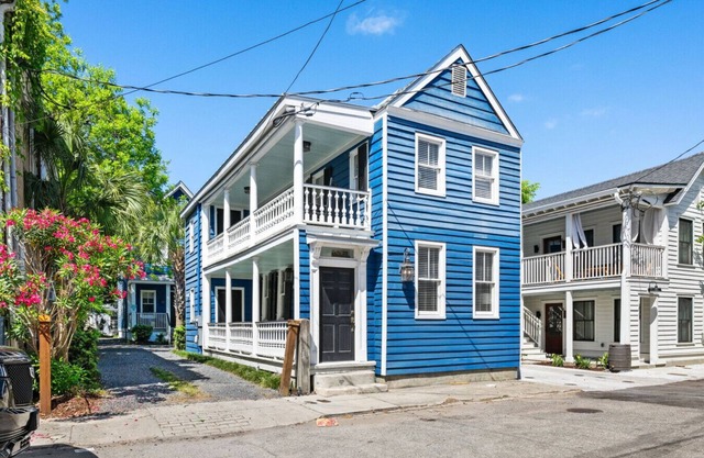 Downtown Duplex - St Philip St - Sleeps 20