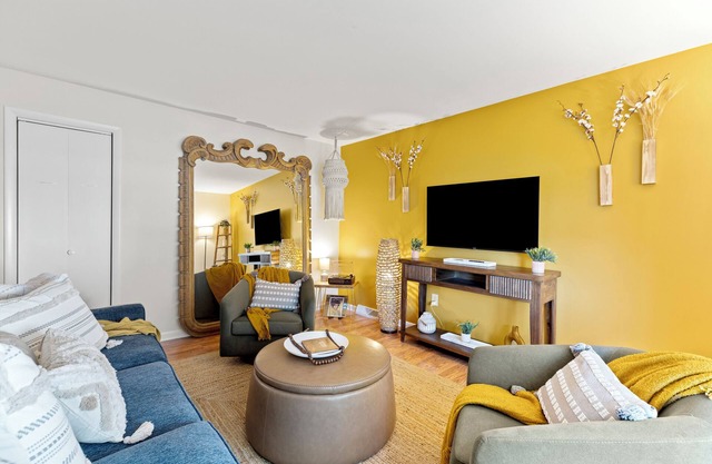 Downtown Frederick retreat with parking. Dog- and baby-friendly!