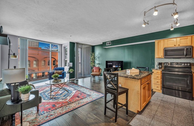 Downtown Getaway, Free Parking, 24/7 Hour Gym