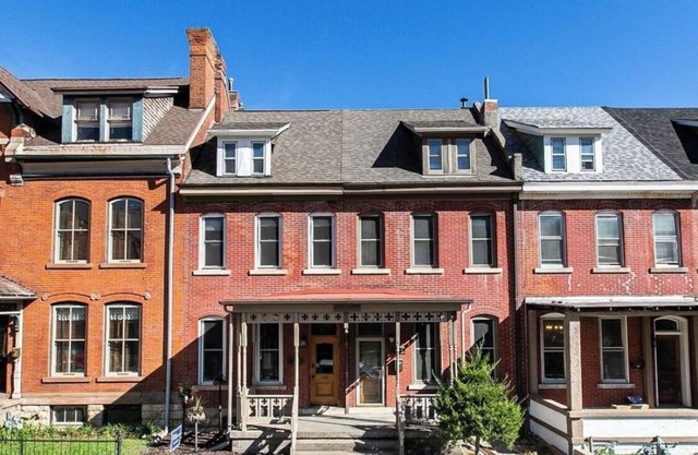 DOWNTOWN HISTORIC BLUFF HOME in DUBUQUE