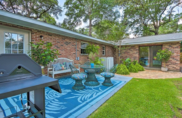 Downtown Home w/Yard & BBQ - 6 Mi to Downtown!