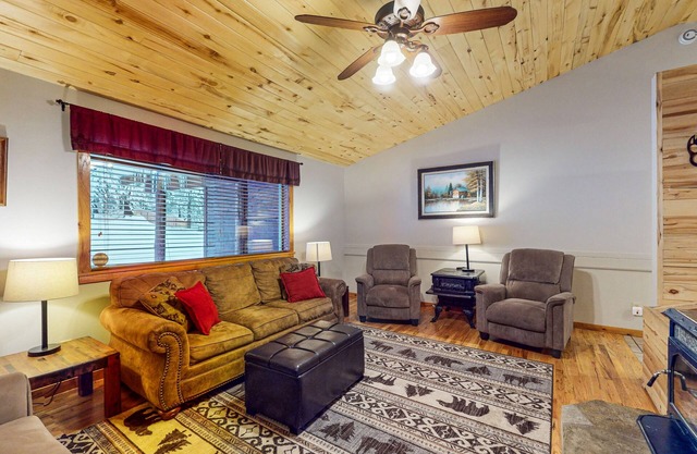 Downtown home with covered deck and firepit for s'mores - walk everywhere