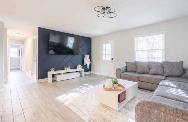 Downtown House with 75"4kTV, Private Firepit, Sleeps 6!