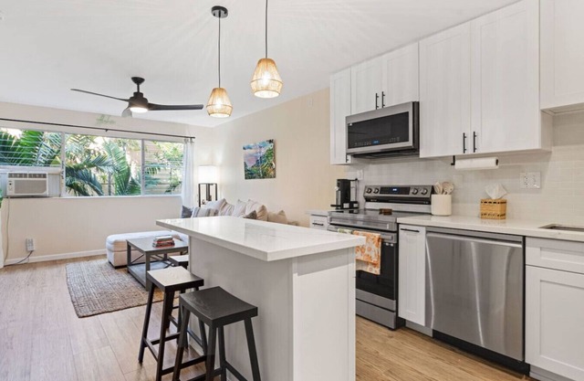 Downtown Kailua | Steps to shops | W/D | Parking