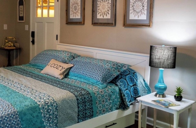 DOWNTOWN Lancaster Studio Apartment! “Modern Meets Vintage.”