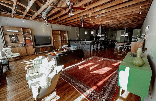 Downtown loft apartment with excellent views, furnishings and location on square