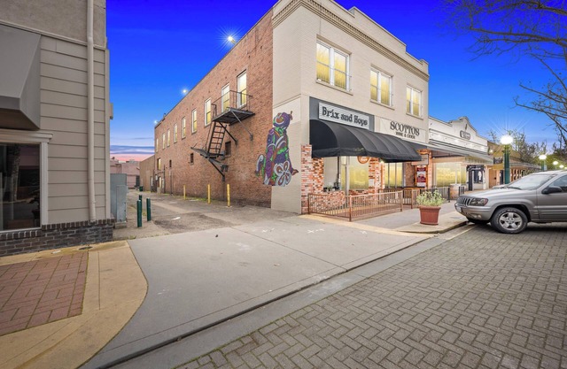 Downtown loft in the heart of Lodi. Great for large groups!