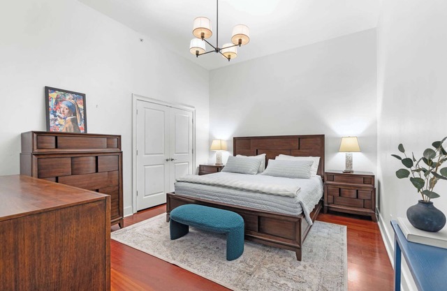 Downtown Loft- Steps away from Plant Riverside!