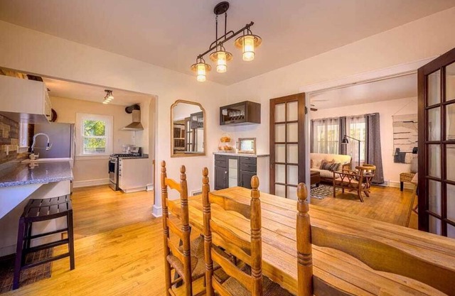 -Downtown Luxury at Lawrence