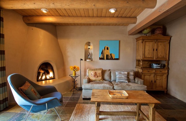 Downtown Luxury 'Perfect for Couples' Weekly/Monthly Rates, Parking, Patio, Pets