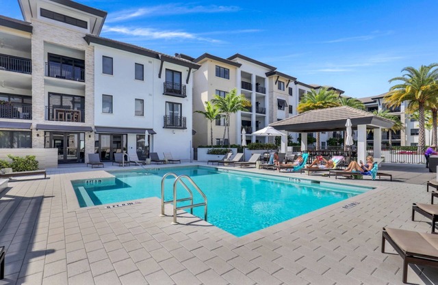 Downtown Naples - Luxury Apartment with all amenities near Beach and 5th Ave.