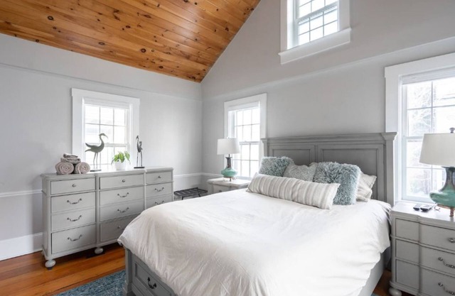 Downtown Newport- Newly Remodeled Historic House