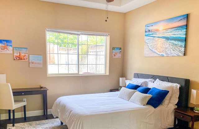 Downtown Oasis | Vaulted Ceiling | EZ Parking