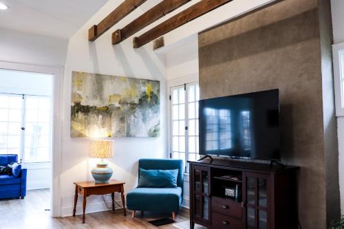 Downtown Retreat - 2BR Oasis