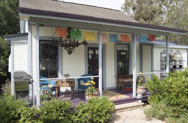 Downtown Retreat - Fabulous 'outBACK' Cottage