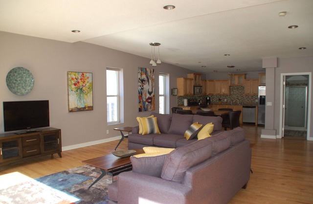 DOWNTOWN/RINO DISTRICT Beautiful 2 Bedroom 2 Bath Condo