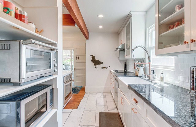 Downtown San Jose Apt w/Deck: 1 Mi to SAP Center!